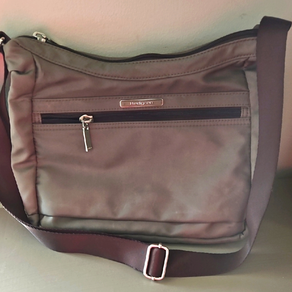 HEDGREN TAN CROSSBODY BAG W/RFID POCKET